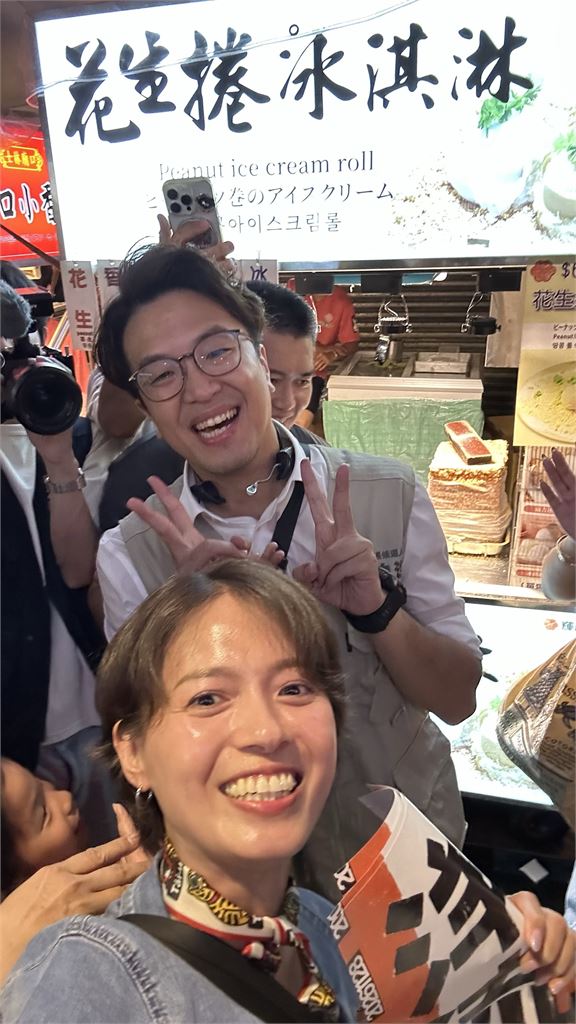 沈伯洋掃街驚見天后應援？　網秒認出：本尊認證的「台版梁詠琪」