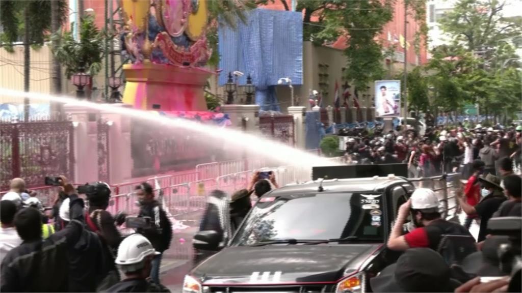 泰國示威爆警民衝突濺血 15歲少年頸部中彈
