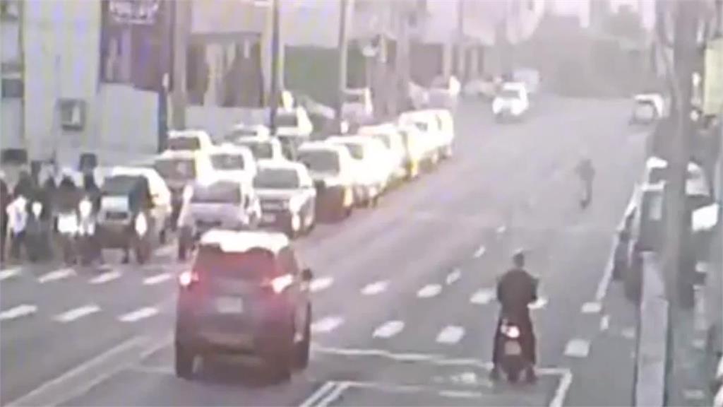 桃園中壢上班時間5車連環撞 肇事駕駛疑精神不濟追撞幸無傷