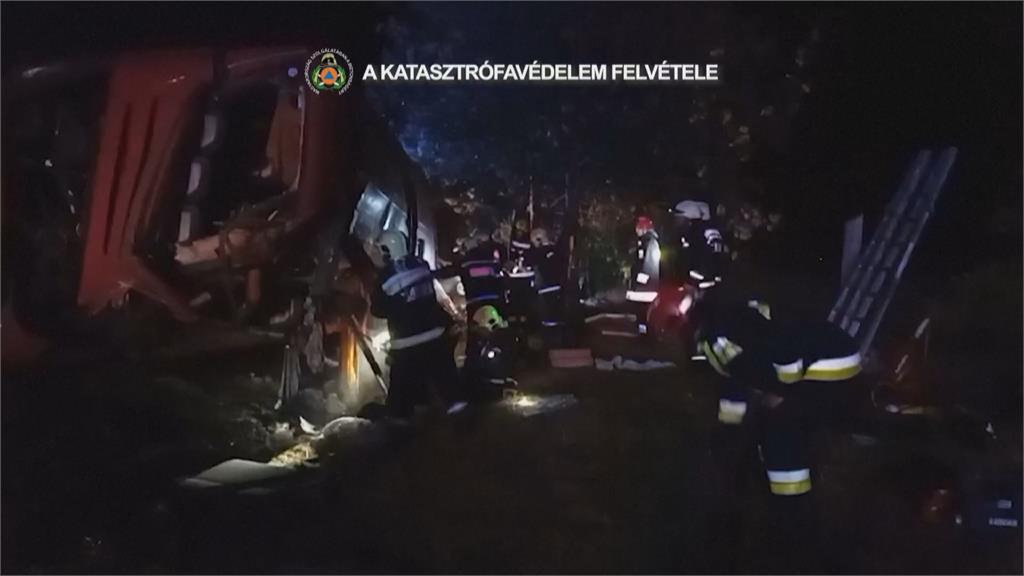 匈牙利高速公路巴士翻車釀12死 疑司機疲勞駕駛