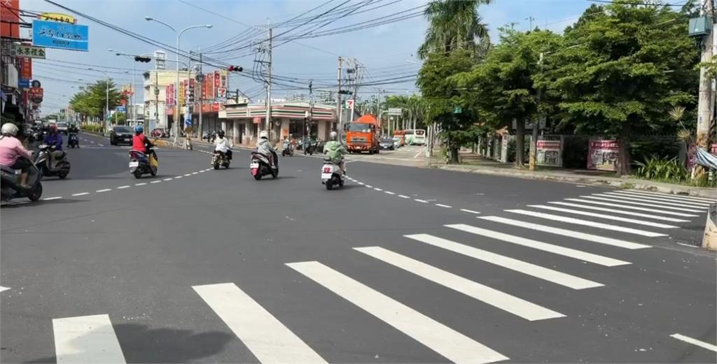 行人地獄引公憤！學生斑馬線罰站　「連續5車沒停讓」警將開罰最重6000