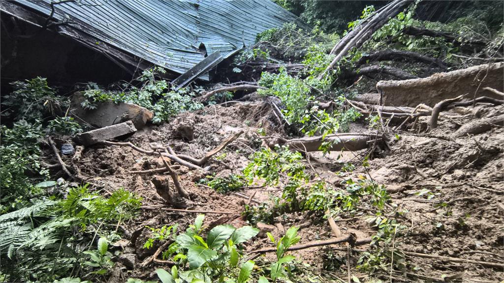 快新聞／圓山保齡球館遭「巨石砸穿」破大洞！疑連日豪雨釀災　幸已歇業無人傷亡