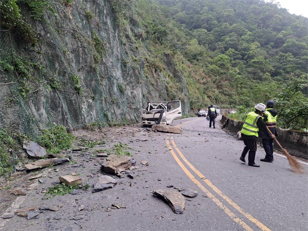 宜蘭驚傳「落石砸車」意外!小貨車遭壓毀、副駕「當場沒心跳」…工務局回應了