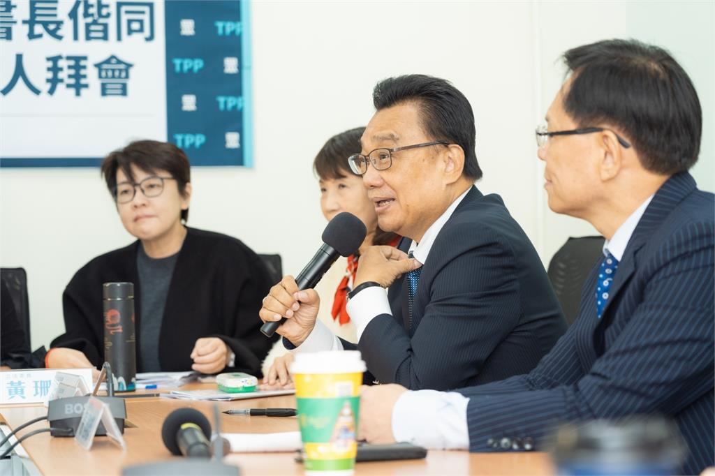 快新聞/何志偉率大法官被提名人拜會懇託支持 黃國昌:務實態度嚴審