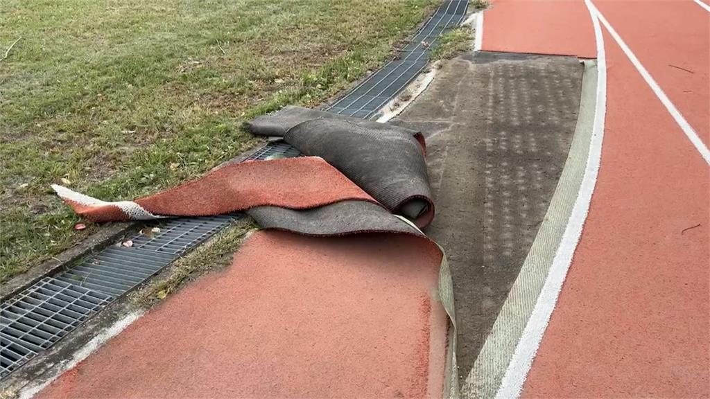 強風襲擊 竹南大同高中PU跑道被吹掀 停車格機車慘況曝光