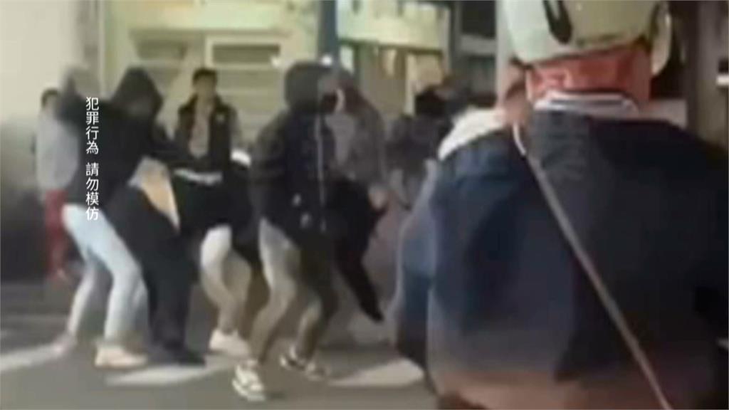 公館迎龍活動圍堵仇家 黑衣人路口大亂鬥嚇壞路人