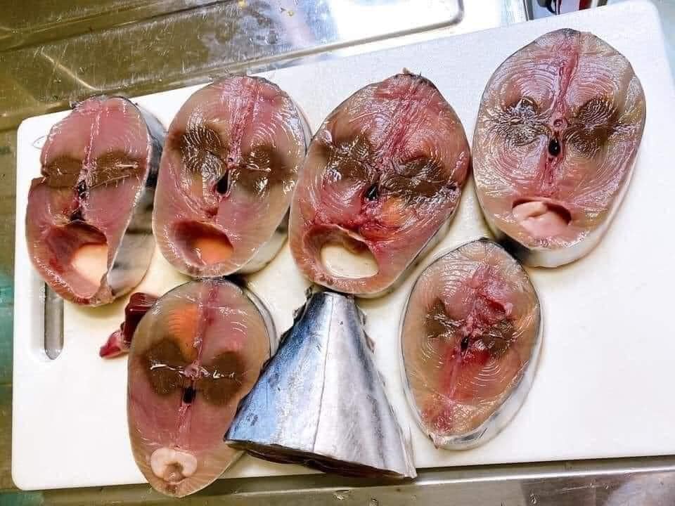 他切開魚肉驚見「6張人臉」感覺不對勁！網一見照片嚇壞：有怨氣的魚