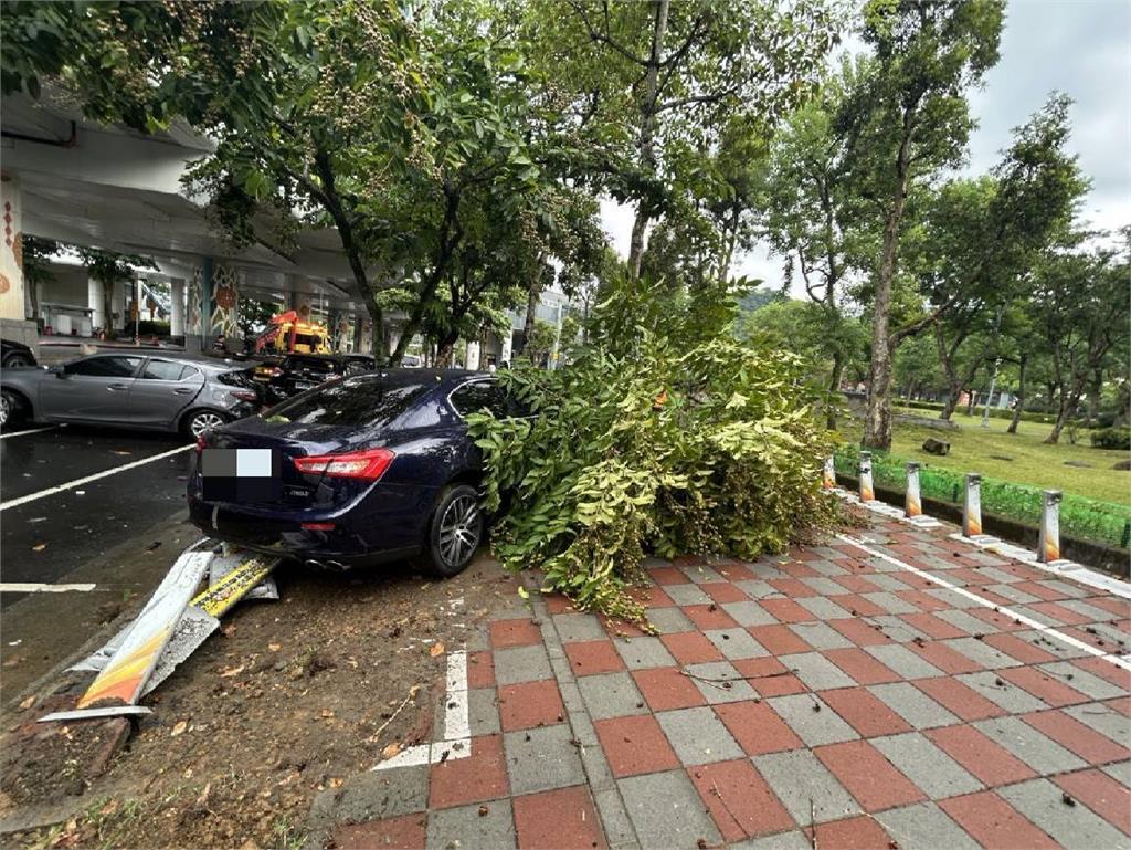 快新聞/要賠慘了!起步就失控 內湖海神連撞3車「連YouBike樁都被鏟爛」