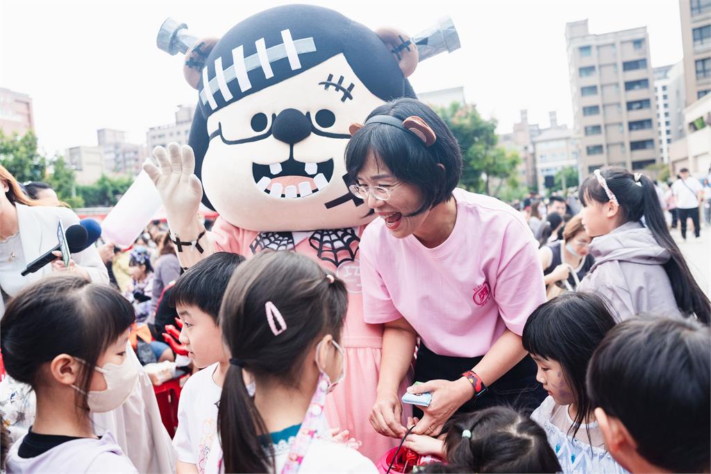 快新聞/蘆洲最嗨萬聖節!蘇巧慧化身水獺媽媽 陪親子共度週末