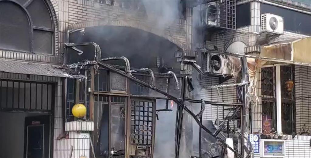 最新／北市內湖民宅大火！全面燃燒「多人受困」　目前救出4人