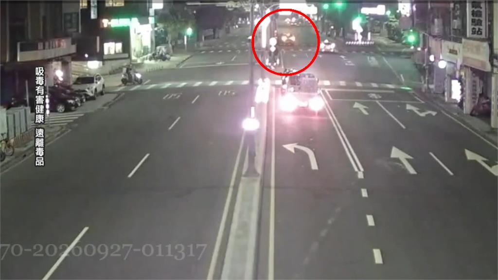 新北轎車自撞分隔島　駕駛精神恍惚快篩驗出雙毒
