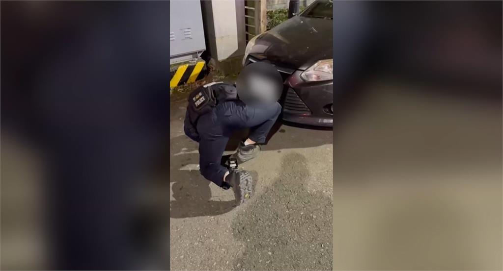 搶救!引擎室喵~不停 警掏「伍丼么肉泥」小貓秒鑽出