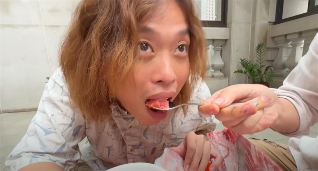 YTR拿湯匙開挖現吃「220公斤」要價30萬黑鮪魚!壯觀畫面曝掀百萬網朝聖