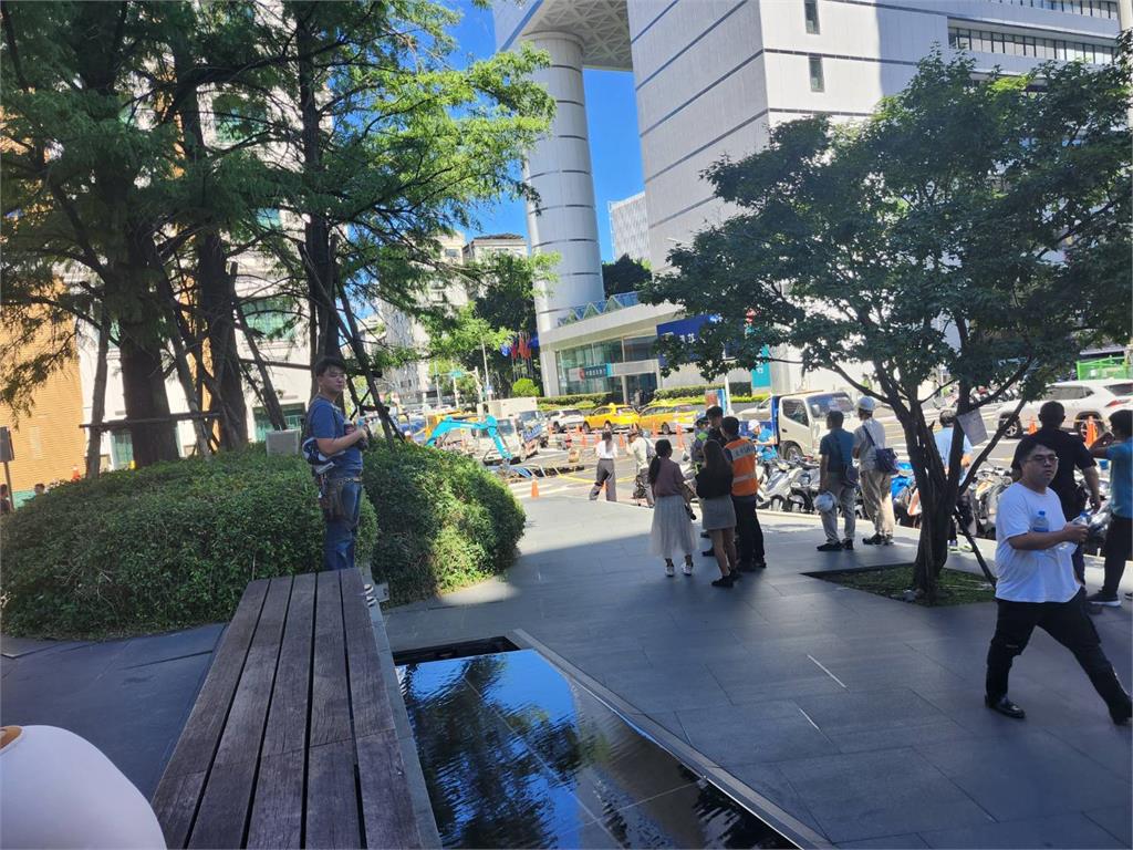 快新聞/北市松山天坑擴大!釀禍原因曝光 北水處:預估晚間20時修復