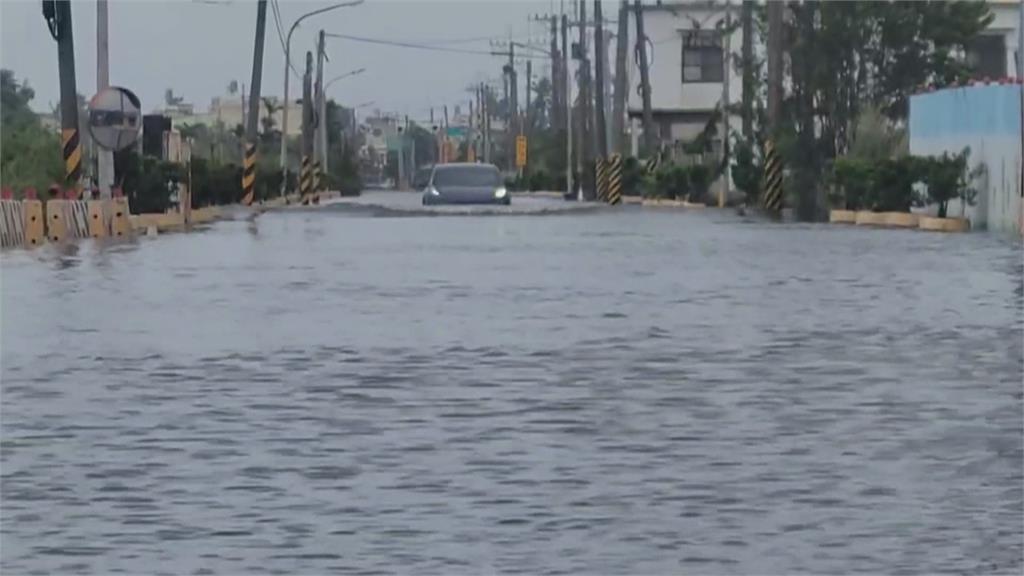 屏東林邊鄉淹水汪洋一片 馬路積水近一個輪胎高