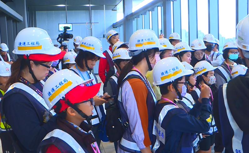 桃園捷運綠線開箱秀成果　張善政化身榮譽車長親領介紹 - 民視新聞網