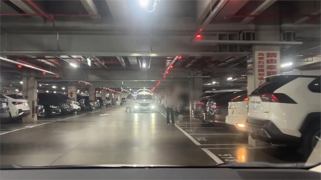 再爆停車糾紛!美式賣場「逆向搶車位」 還持球棒叫囂恐嚇