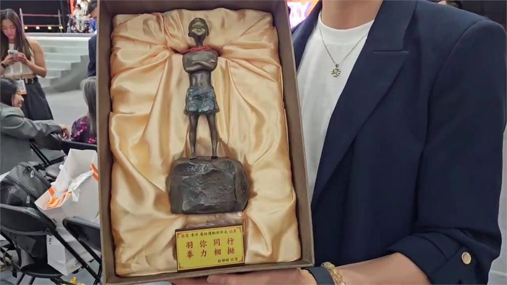 運動部(影)/林郁婷現身力挺李洋!台灣拳后送新科部長特殊「小英雄」銅像