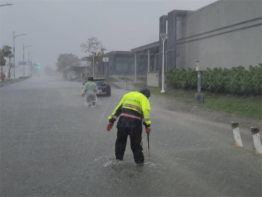 快新聞／高雄風強雨驟！今環保局停收垃圾　明早加強收運