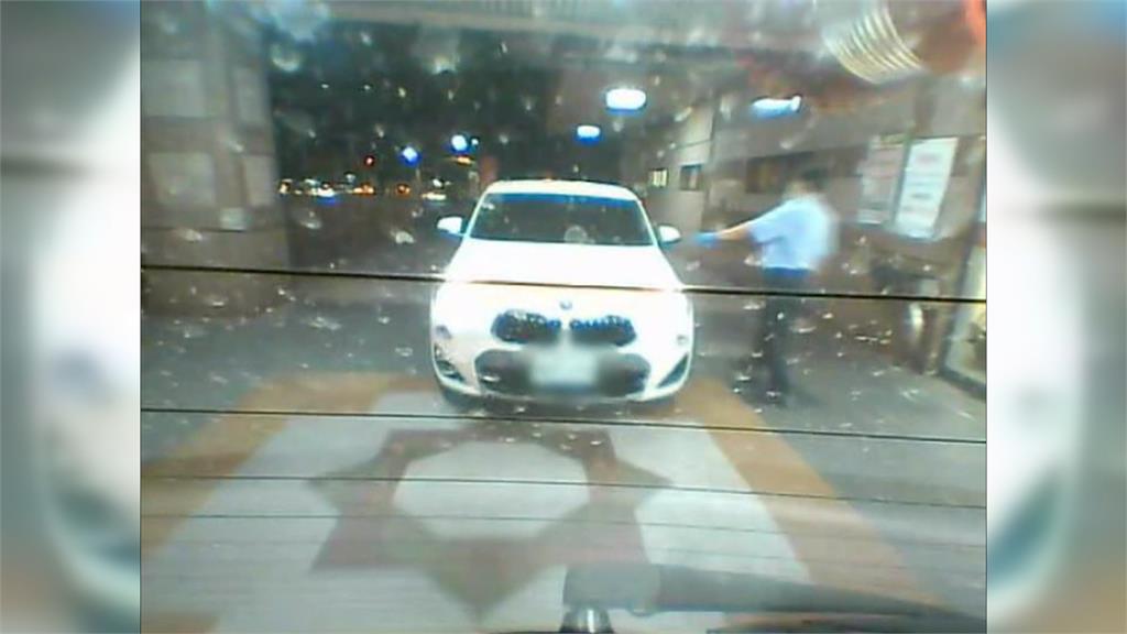 台中男子心臟不舒服　焦急妻攔警開道２分鐘抵醫院