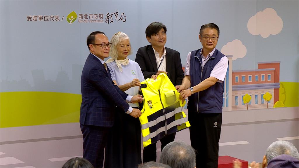 和泰集團支持導護志工　連續15年推動裝備捐贈計畫