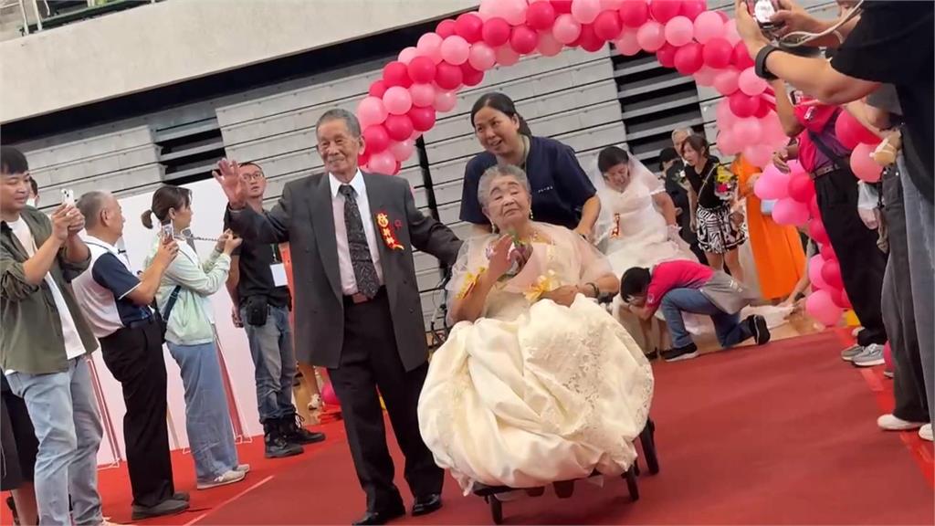 銀髮佳偶牽手走紅毯 慈善基金會邀全台110對夫妻再辦婚禮