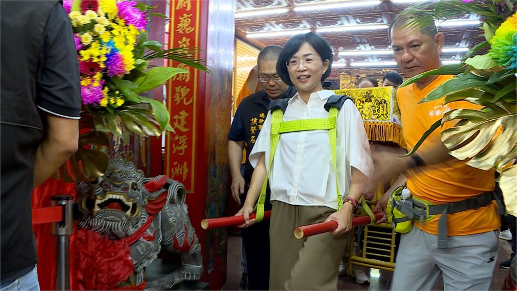 李四川頻頻同框侯友宜救選情? 蘇巧慧扶轎五府千歲信眾喊凍蒜