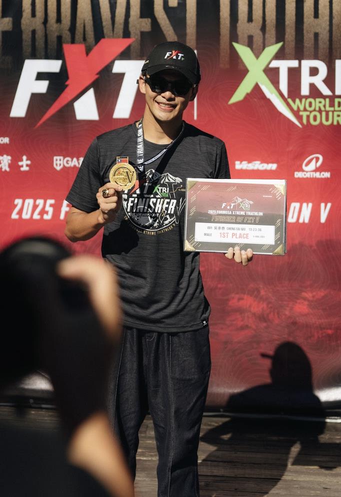 從亞洲賽道紀錄、國際極限賽事前十,到帶領學員勇闖高山,他始終用「超越極限」的方式