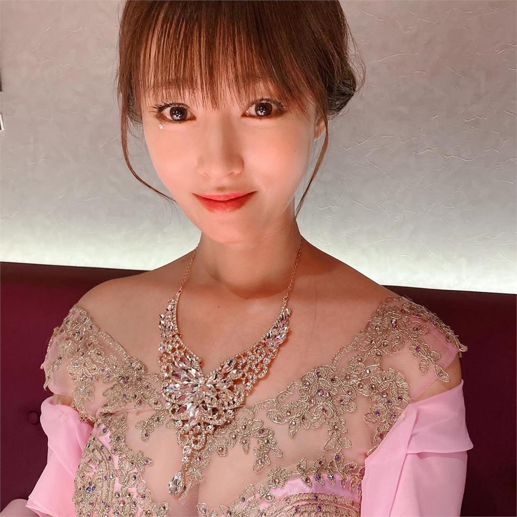  寫真女王睽違五年回歸！深田恭子「自信笑容+性感美背照」掀粉絲熱議
