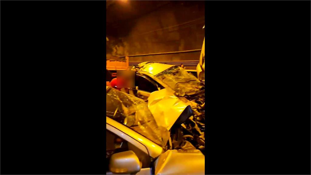快新聞／宜蘭新澳隧道車輛連環追撞！　騎士卡車下哀號「多人受傷」