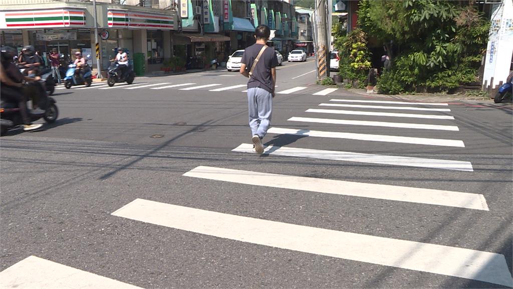 驚險！公車轉彎疑未看到行人　翁過馬路險遭撞飛