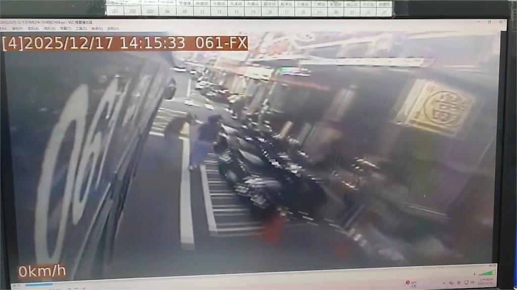 桃園驚險意外！　走馬路邊緣竟遭公車後照鏡「巴頭」