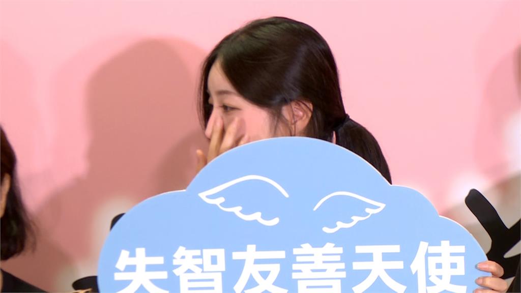 性感演出挨轟"像牛肉場"　安芝儇做公益紅眼眶　稱希望表演越來越好