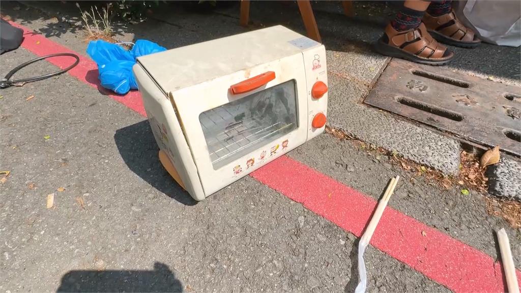 奇觀！高雄修道院發便當　長輩路邊放筷子、樹葉卡位