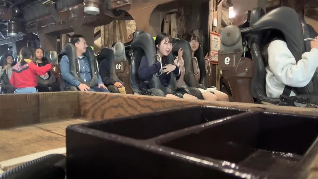 台灣遊樂園有瀑布?一日嗨玩無奈濕身 韓妞付出慘痛教訓喊:一定要買雨衣