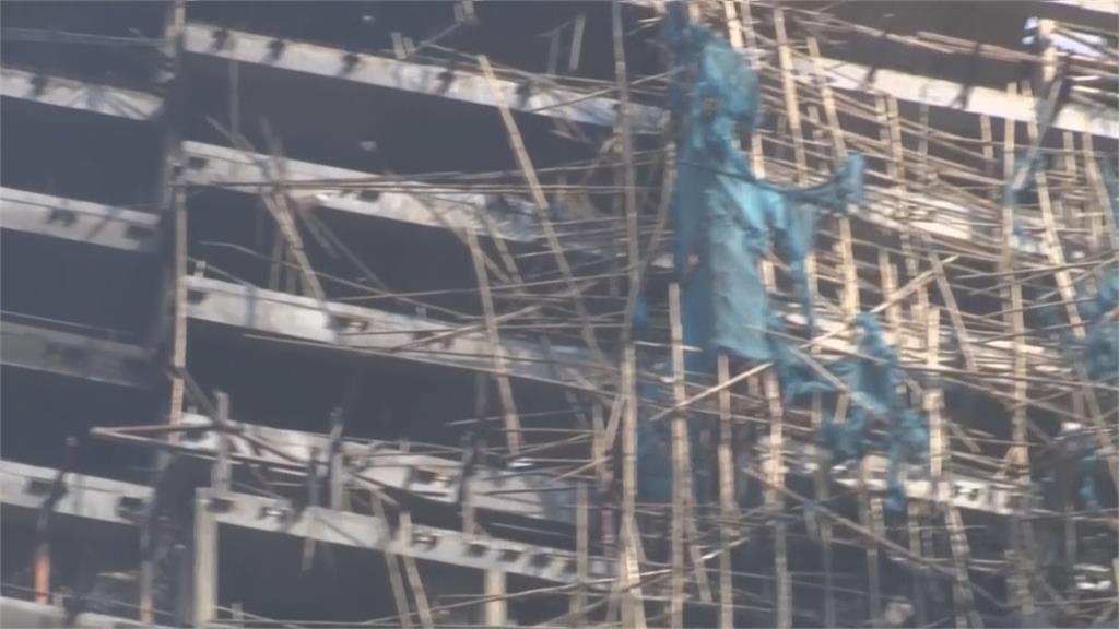 香港尖沙咀「火燒摩天樓」延燒9小時 知名「重慶大廈」險遭波及