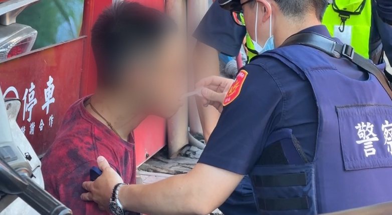 肇事撞3車踩油門燒胎　駕駛唾液檢測快篩陽性