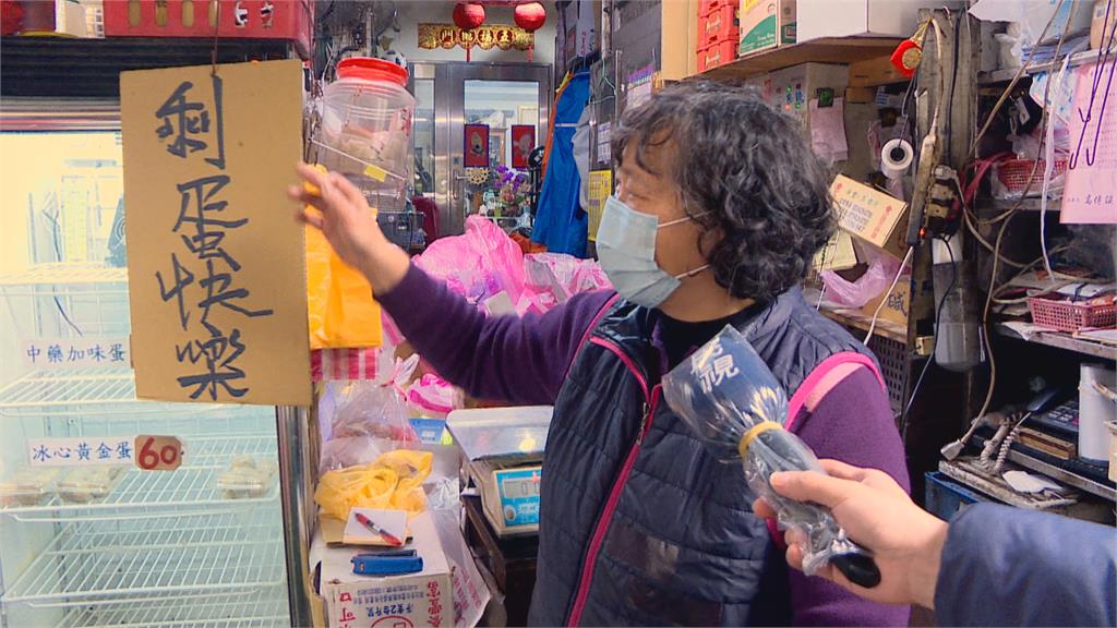 內湖農會正門排長龍　民眾天冷冒雨搶買雞蛋