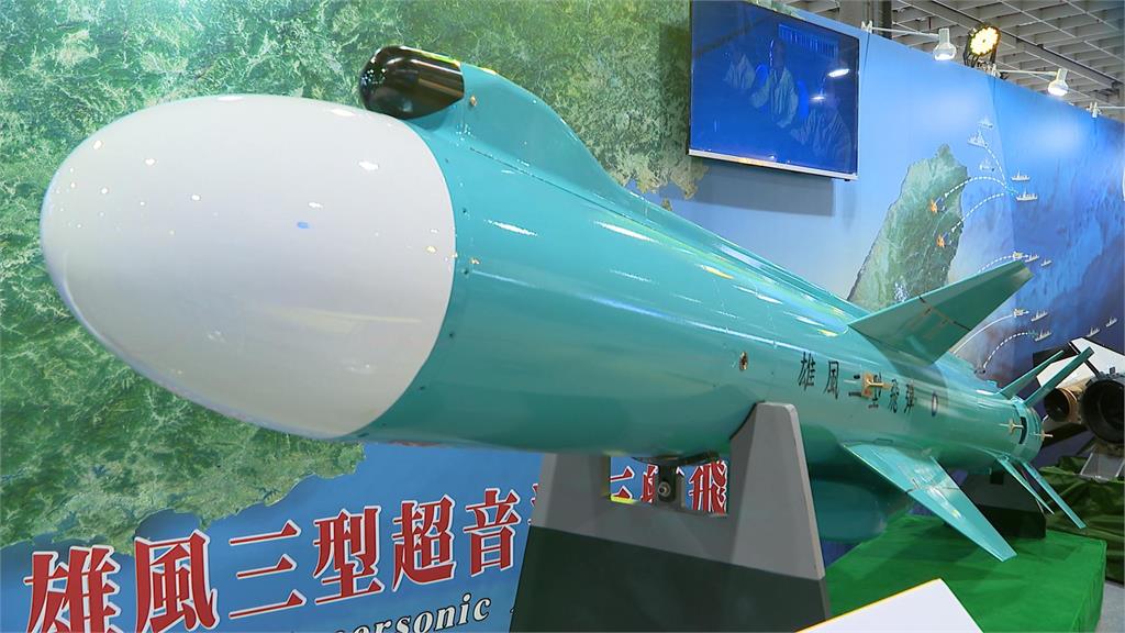參觀航太國防工業展 蔡英文肯定台灣國防自主實力