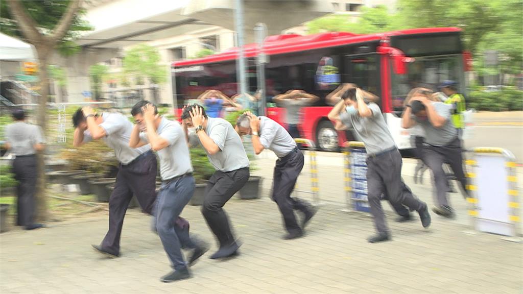日媒重播率最高!萬安演習「背心辣妹」狂奔6秒 日網暴動:太有魄力了