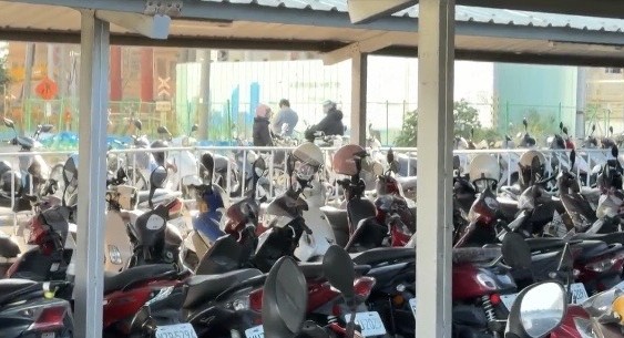 冷氣團連2日發威…機車族怎麼穿才不冷?網友激推「這件」擋風、保暖超無敵!