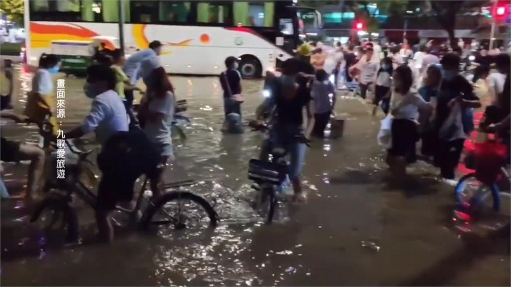 鄭州地鐵淹水再現？暴雨沖進廣州地鐵　乘客急撤