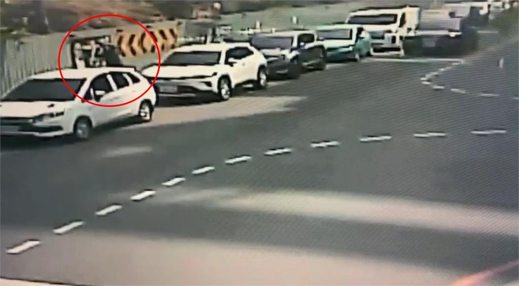 台中市議員參選人布條遭破壞　柯文哲臉上被塗鴉「貪污犯」