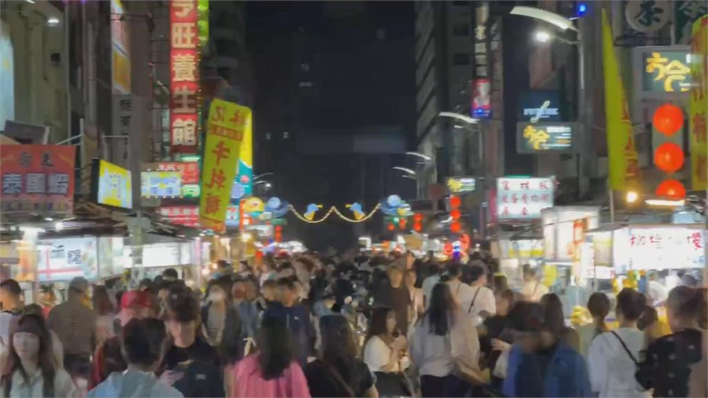 高雄攤商喜迎紅髮愛德 人潮爆發!市府「加食延暢」方案超成功