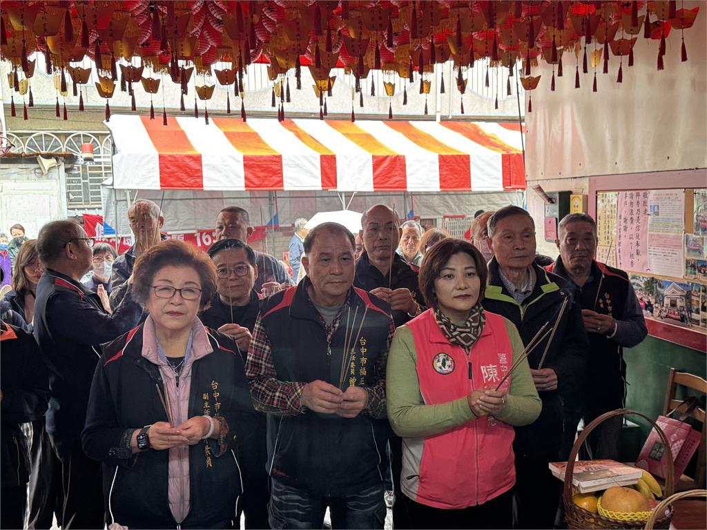快新聞/延續40年傳統!台中福正宮「尾牙」暖供湯圓與民分享 名師揮毫送春聯
