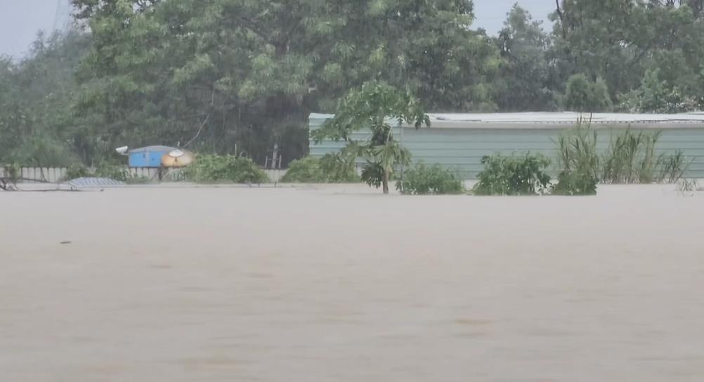 快新聞/雲林斗南大淹水1戶受困 消防出動橡皮艇全力救援