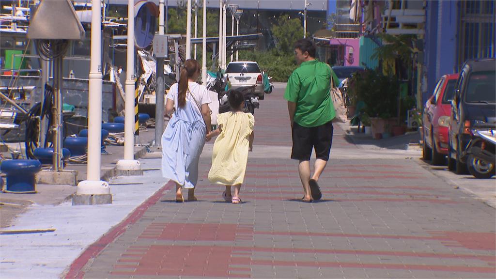 鼓山區「禁止釣魚」公告沒人理! 釣客人行道旁甩竿險傷路人