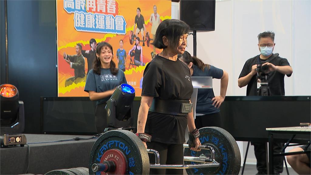 重返青春健康! 92歲嬤輕鬆舉起30kg六角槓