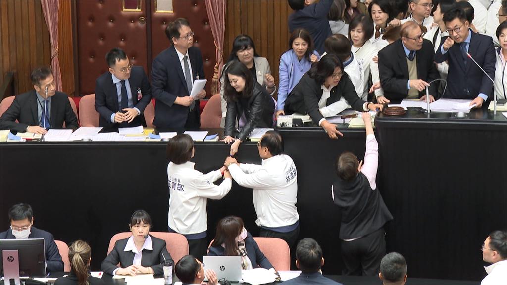 原民會修法藍綠衝突 陳瑩搶麥克風、伍麗華唱戰歌