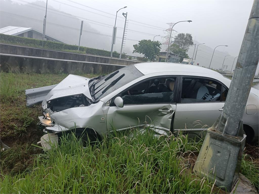 最新／「清明時節雨紛紛」釀禍？轎車衝出國6護欄卡邊坡